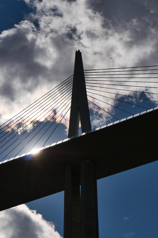 Photo du dessous du Viaduc de Millau
